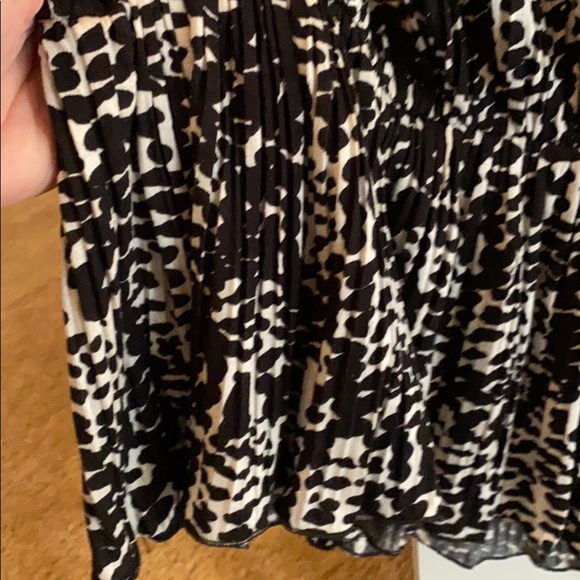 Banana Republic black and white silky soft top - Picture 2 of 4